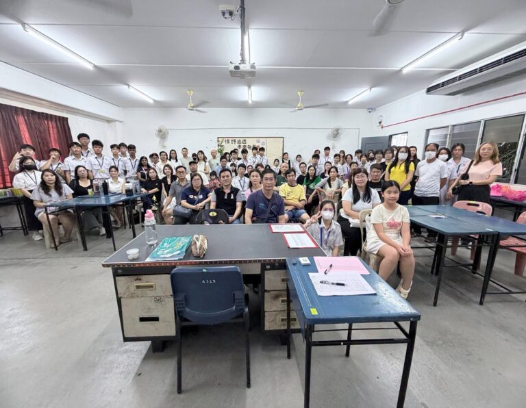 初三忠班家长、学生及班导师欢聚一堂，以一张充满笑容的大合照，见证彼此的陪伴与支持，展现家校共育的深厚情谊