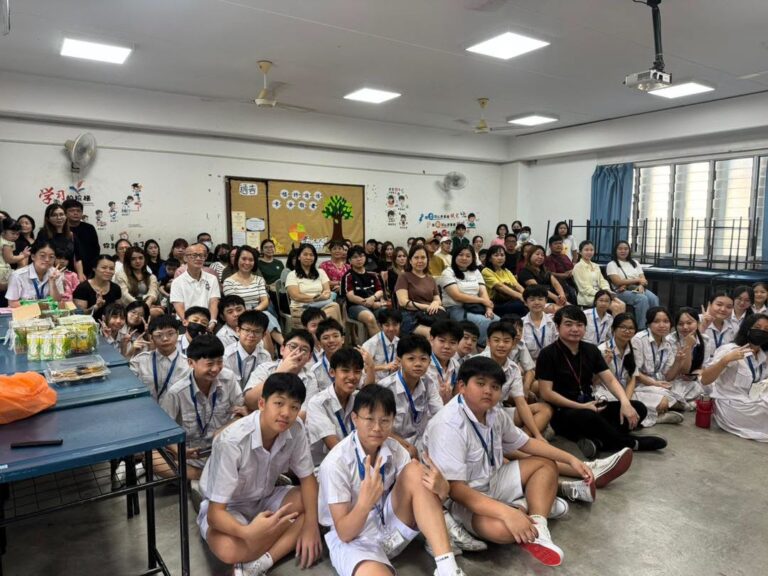 初二智学生、家长与班导师共同留下温馨合照，记录家校携手陪伴孩子成长的幸福瞬间，也为本次家长日画下圆满句点。