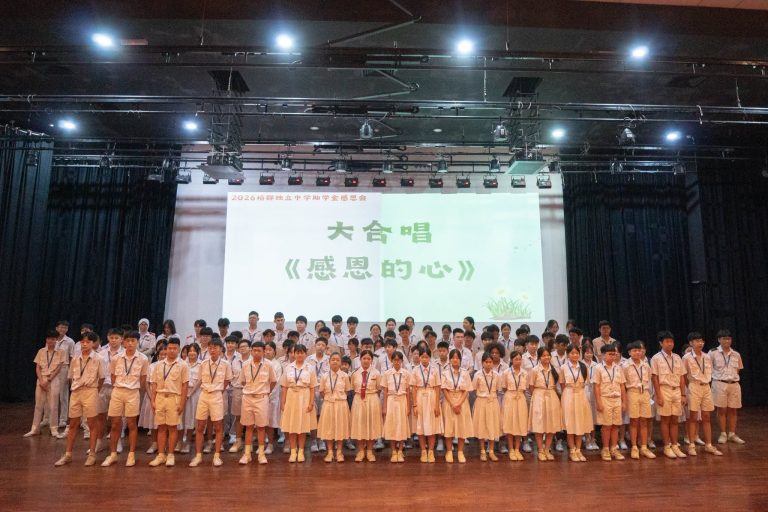 助学金受惠学生大合唱《感恩的心》，以表对资助单位的感恩之情。