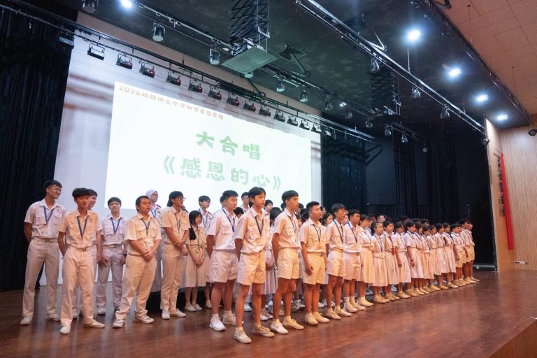助学金受惠学生大合唱《感恩的心》，以表对资助单位的感恩之情。2