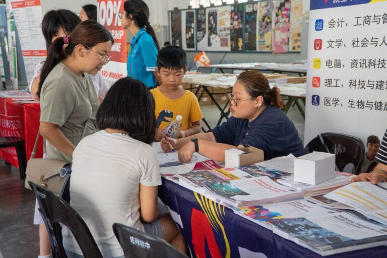 升学资讯展吸引众多家长驻足咨询，与招生代表深入交流，为孩子的升学规划获取更多专业建议。
