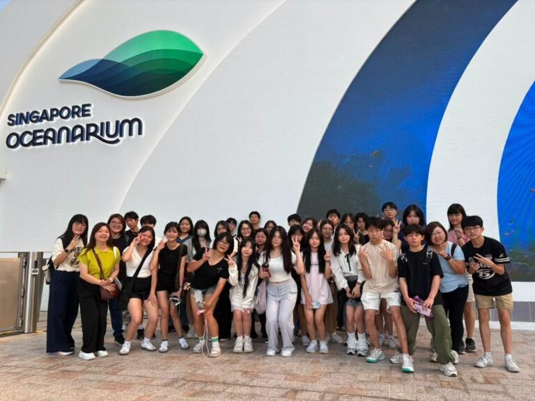 同学们也同时前往了新加坡海洋生态观（Singapore Oceanarium）