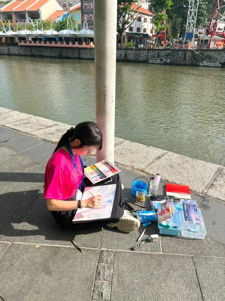 同学们在新加坡河畔旁体验现场写生