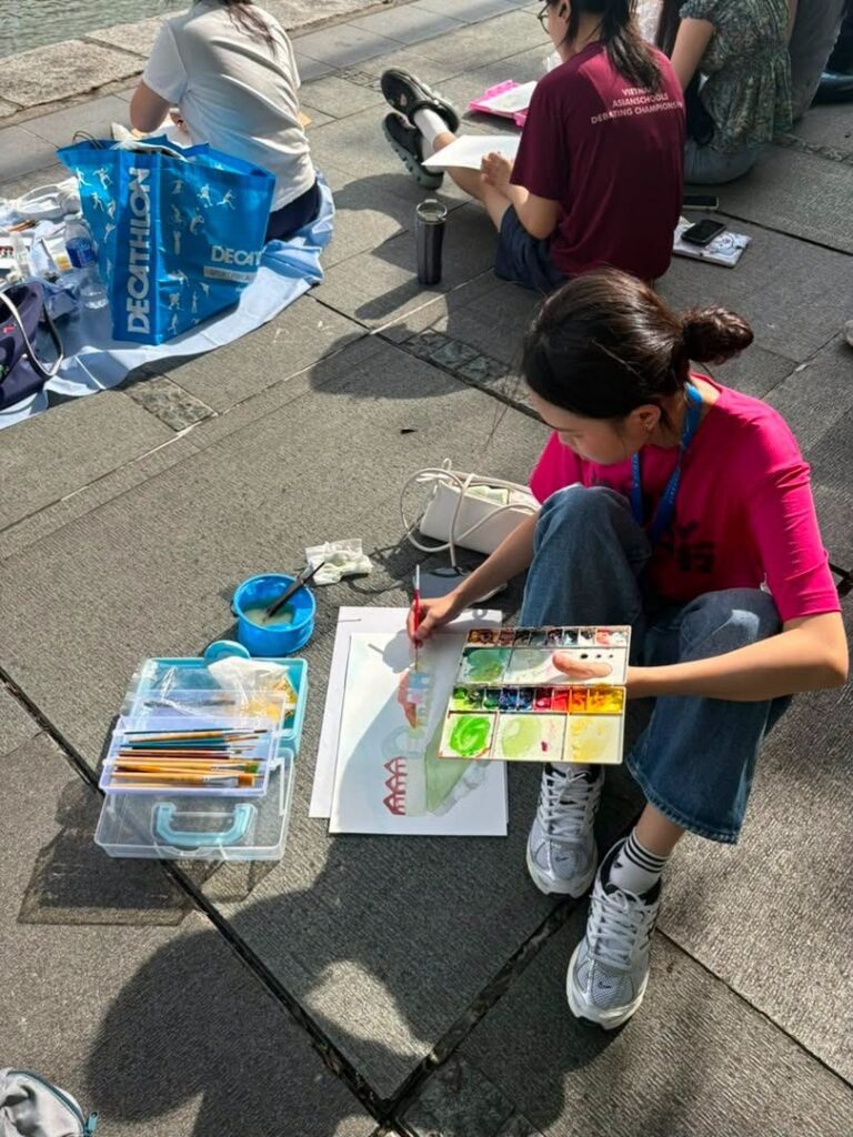 同学们在新加坡河畔旁体验现场写生2