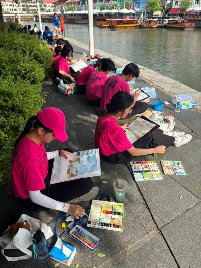 同学们在新加坡河畔旁体验现场写生3
