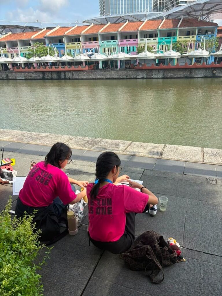 同学们在新加坡河畔旁体验现场写生4