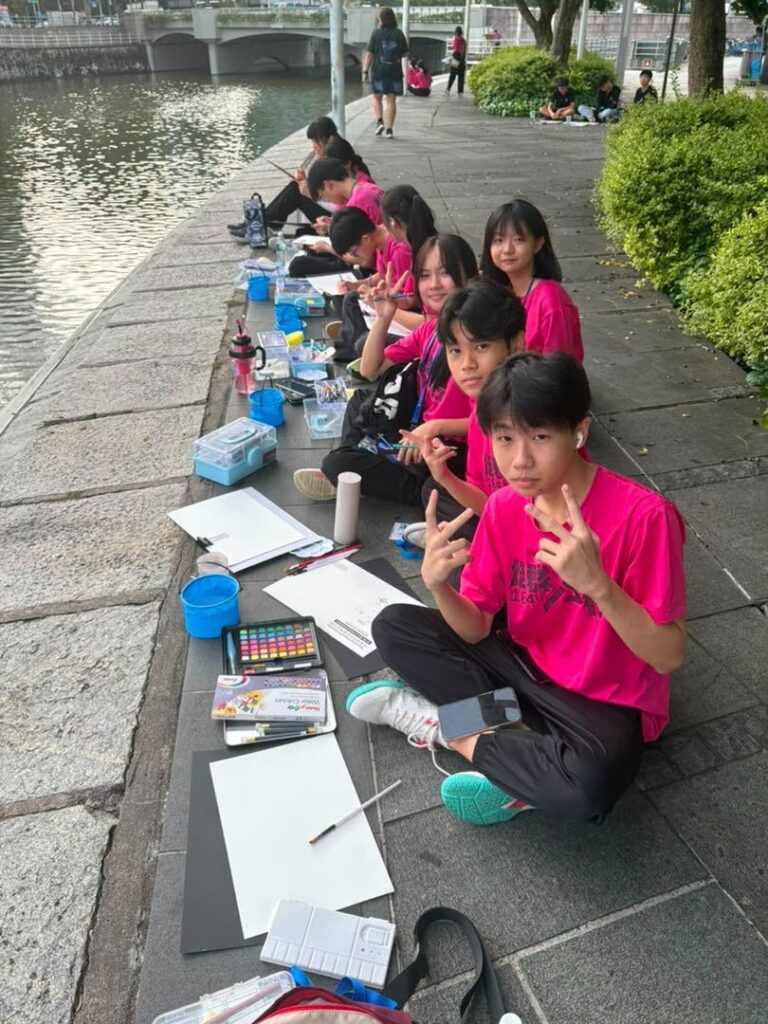 同学们在新加坡河畔旁体验现场写生7