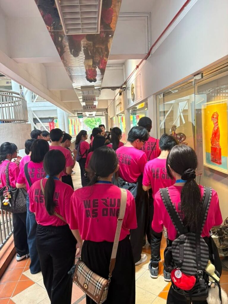同学们在活动中观赏许多艺术作品