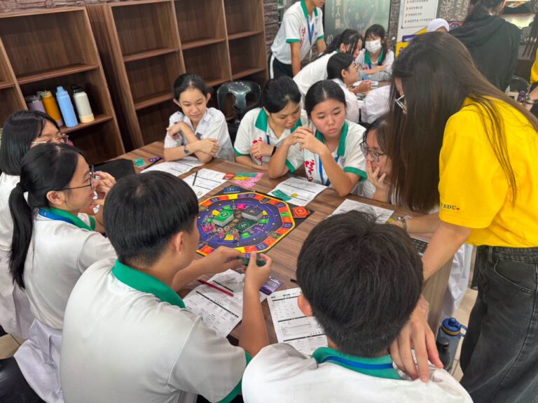 学生专注聆听讲师讲解，积极投入活动学习。