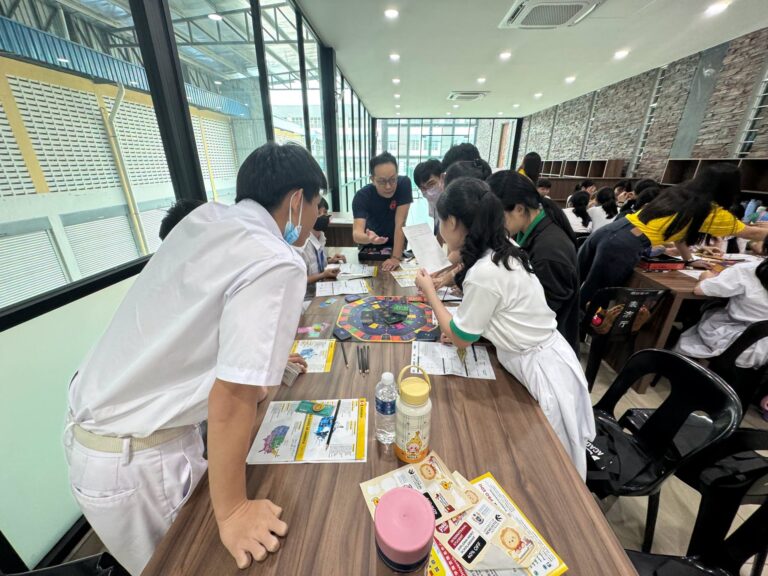 学生专注聆听讲师讲解，积极投入活动学习。2