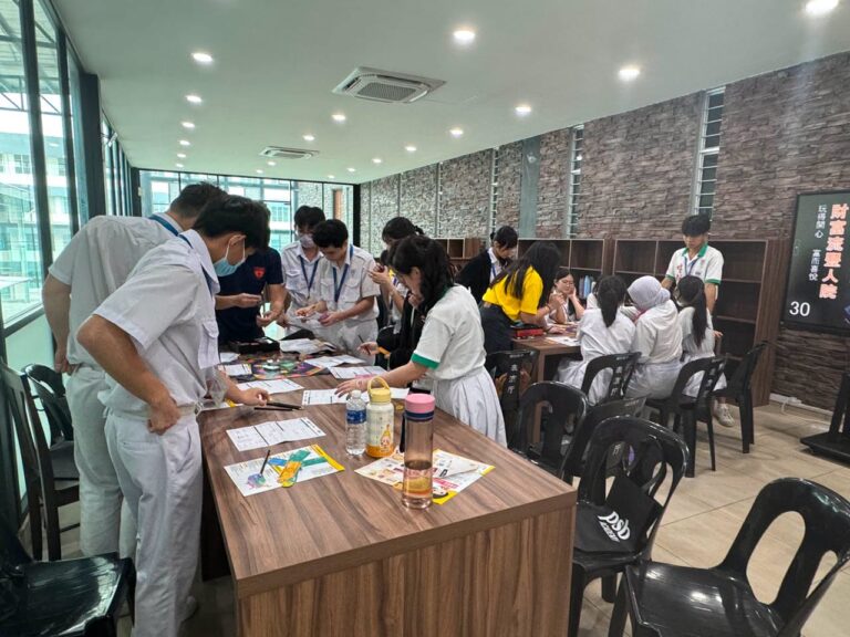 学生分组展开游戏体验，认真思考每一次人生选择。
