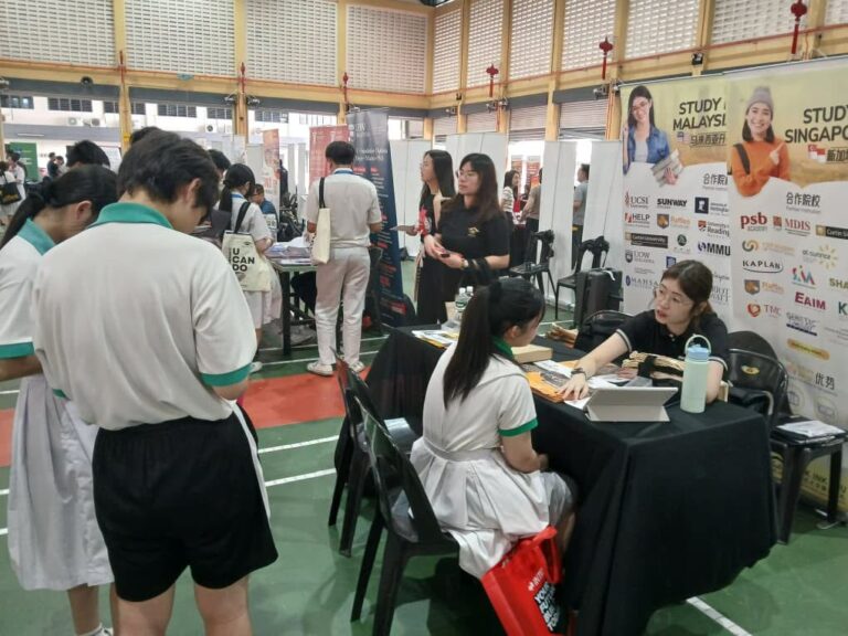 学生向教育机构了解课程。