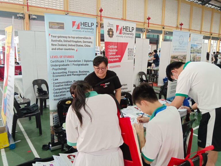 学生向教育机构了解课程。10