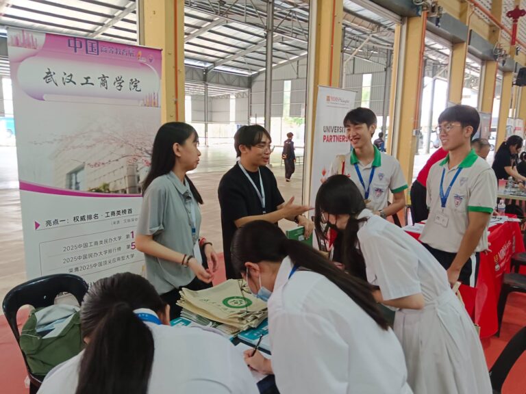 学生向教育机构了解课程。11
