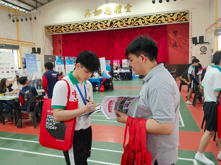 学生向教育机构了解课程。2
