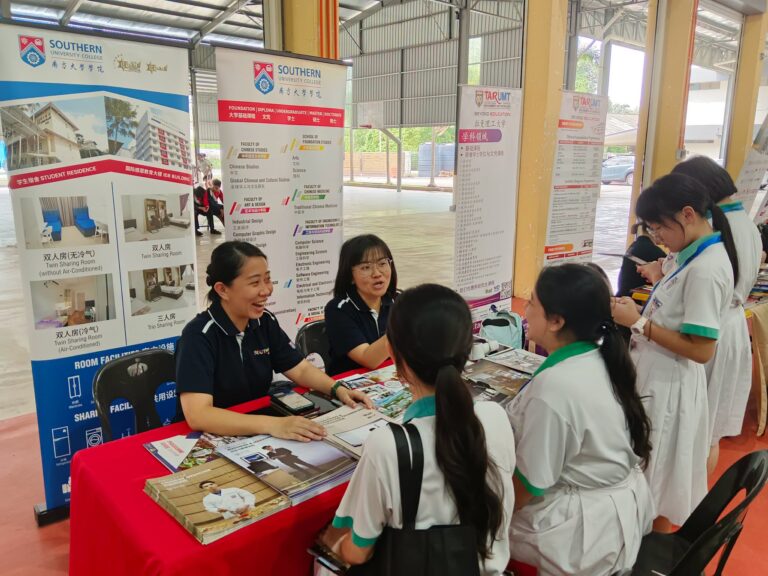 学生向教育机构了解课程。3