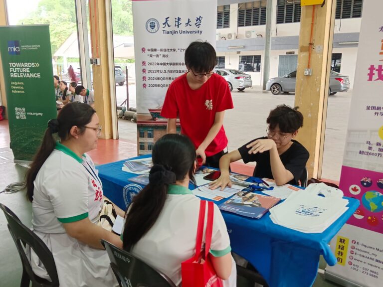 学生向教育机构了解课程。4