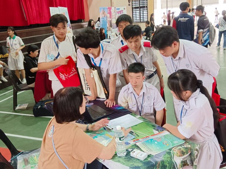 学生向教育机构了解课程。6
