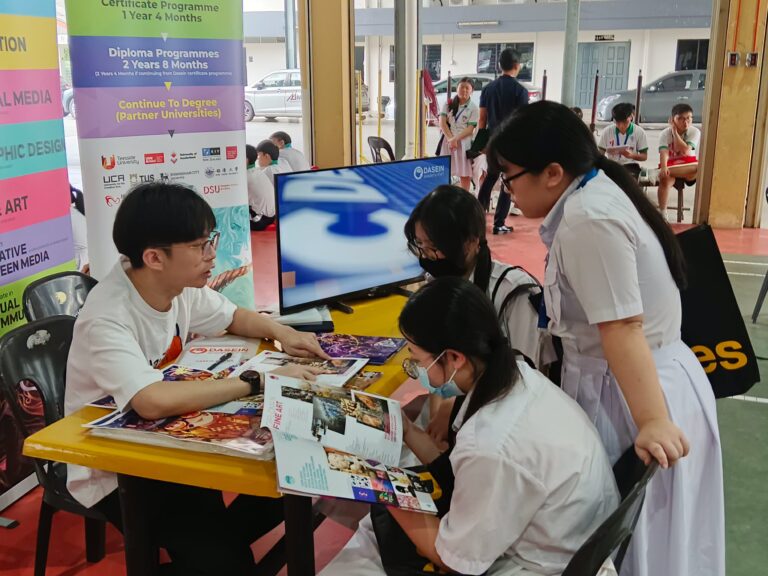 学生向教育机构了解课程。8