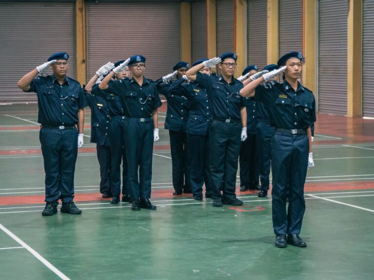 学生警察呈现花式步操