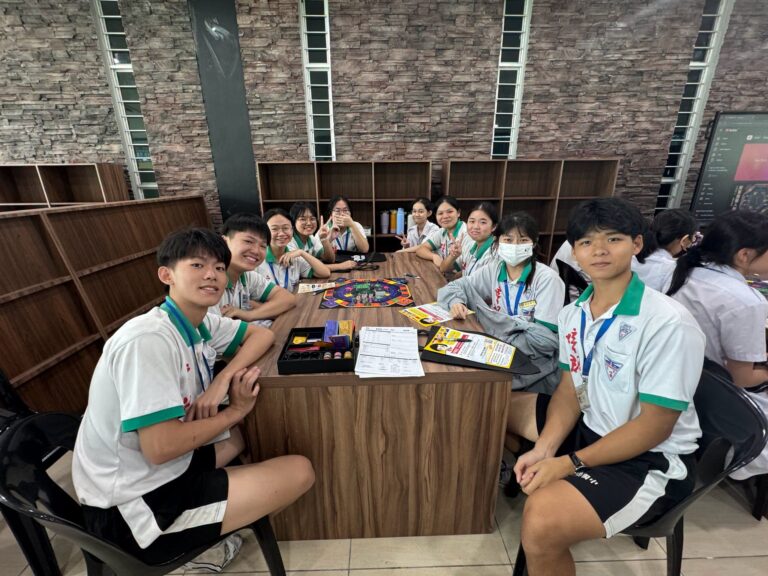 学生进行合照，记录理财工作坊的学习时刻。2