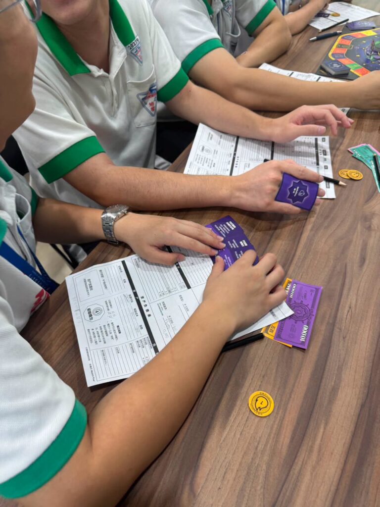 学生通过模拟交易与财务记录，探索金钱管理与人生规划。