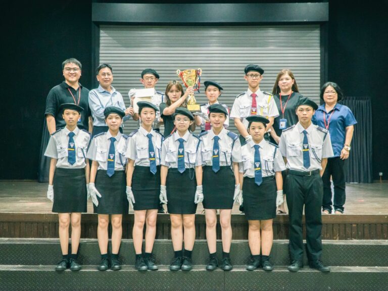 学长团于本次赛事中拿下冠军，由顾问老师陈楚娥主任带领同学们上台领奖