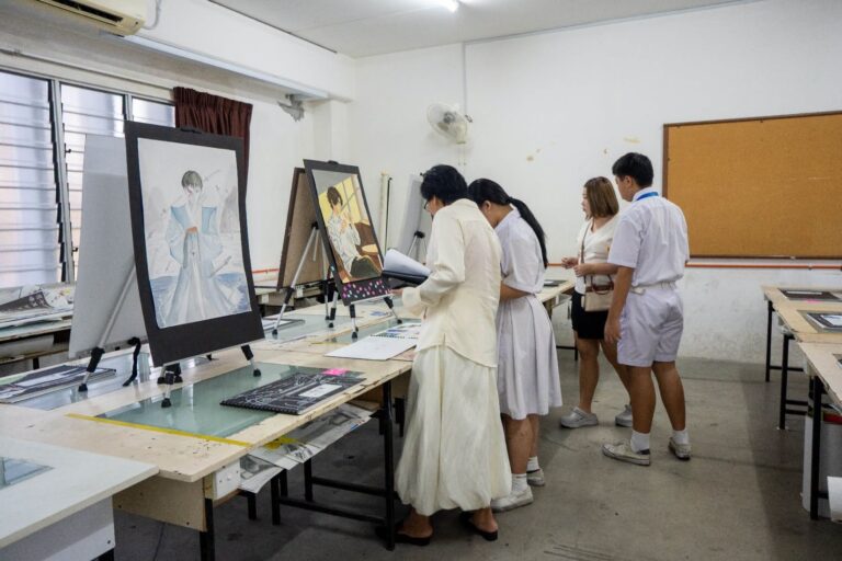 家长参观美术与设计科评鉴展，欣赏学生创作成果，感受艺术与创意的无限魅力。