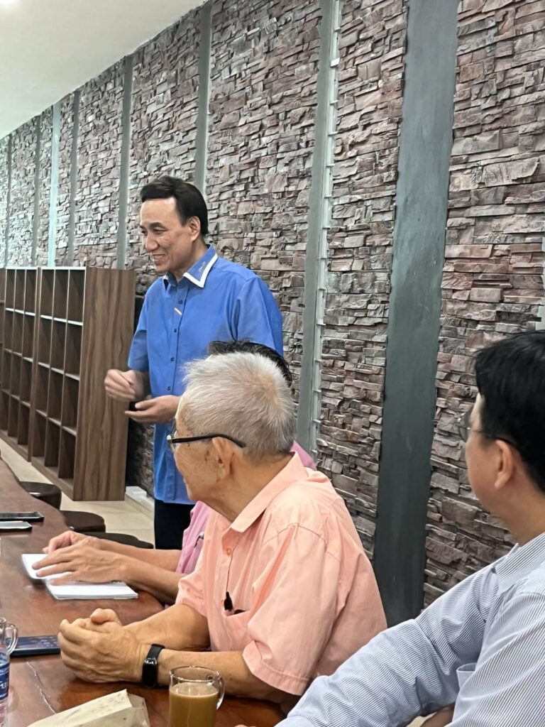 拿督陈振福代表董事长林青赋致欢迎词，对新加坡国大中文图书馆一行人表示热烈欢迎。