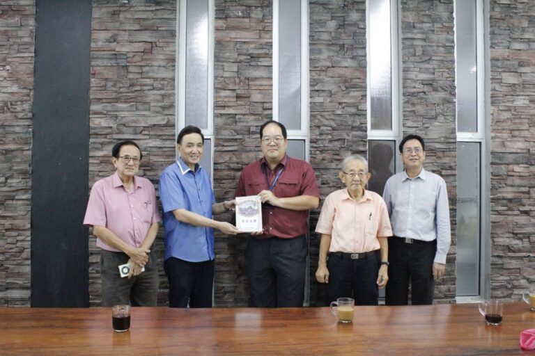 本校署理董事长拿督陈振福代表赠送洪祖秋校长之著作予南方大学学院华人族群与文化研究所的莫家浩博士。左起：陈中华、拿督陈振福、莫家浩博士、洪祖秋校长、王桢文校长。