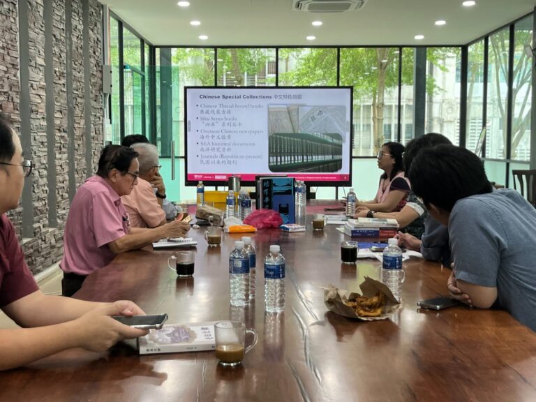 林永美与周凯琴介绍新加坡国立大学中文图书馆的馆藏特色、以及如何在线上使用馆藏资料。