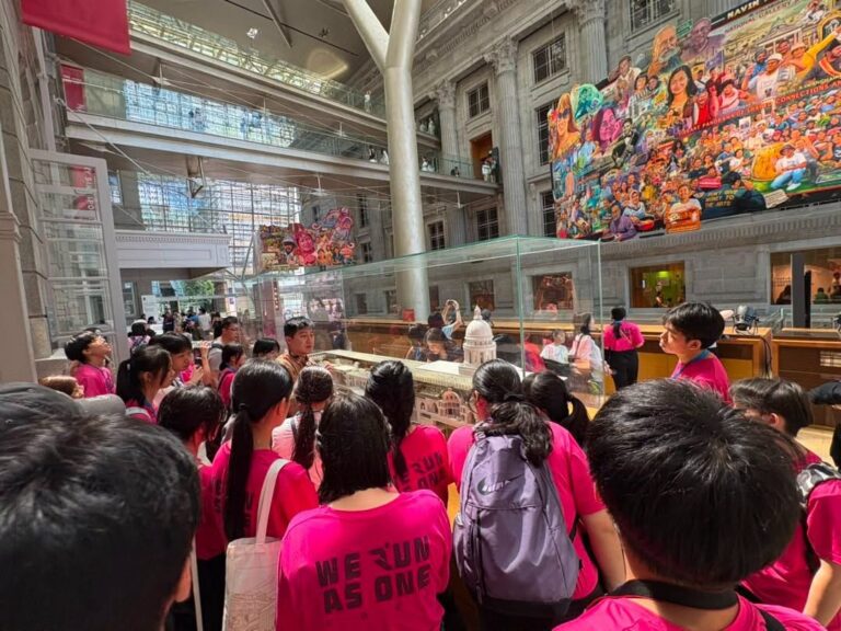 活动中，带领同学们参观新加坡国家美术馆（National Gallery Singapore）