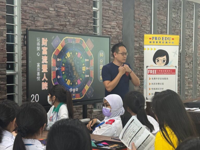 活动开始前，讲师为学生说明游戏流程与规则。