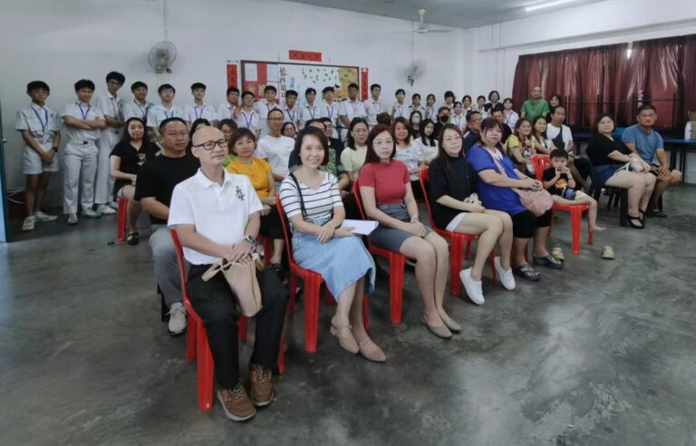活动最后，高二理班全体家长、学生及班导师共同合影留念，定格家长日的美好瞬间，也象征家校持续携手，为学生成长注入更多力量。