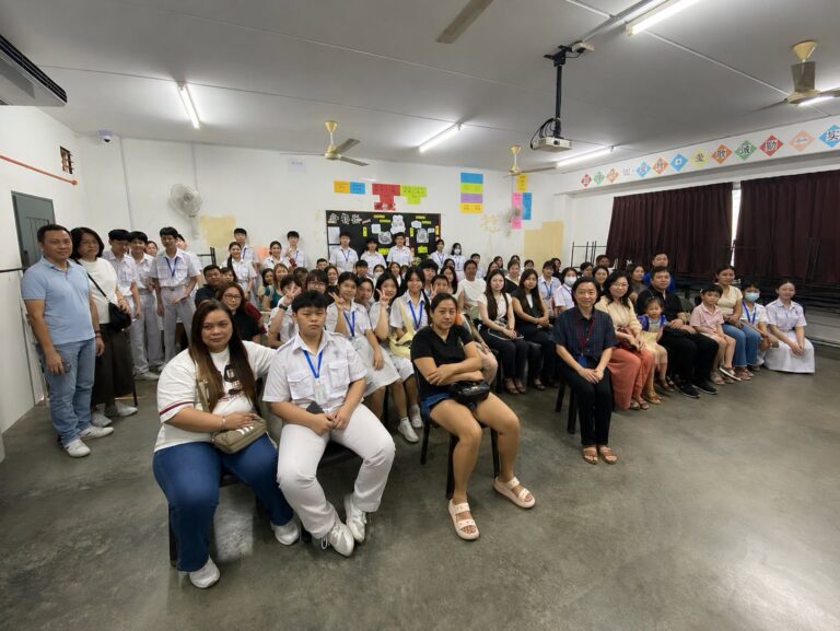 活动结束前，高一文商诚班全体家长、学生及班导师共同拍摄大合照，定格家校同心、携手同行的美好瞬间，也为本次家长日画下圆满句点。
