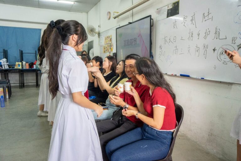 高三学生向家长敬上一杯感恩茶，以行动表达对父母养育之恩的感谢。