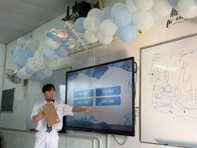 高三文商勤班班长向家长介绍班级概况