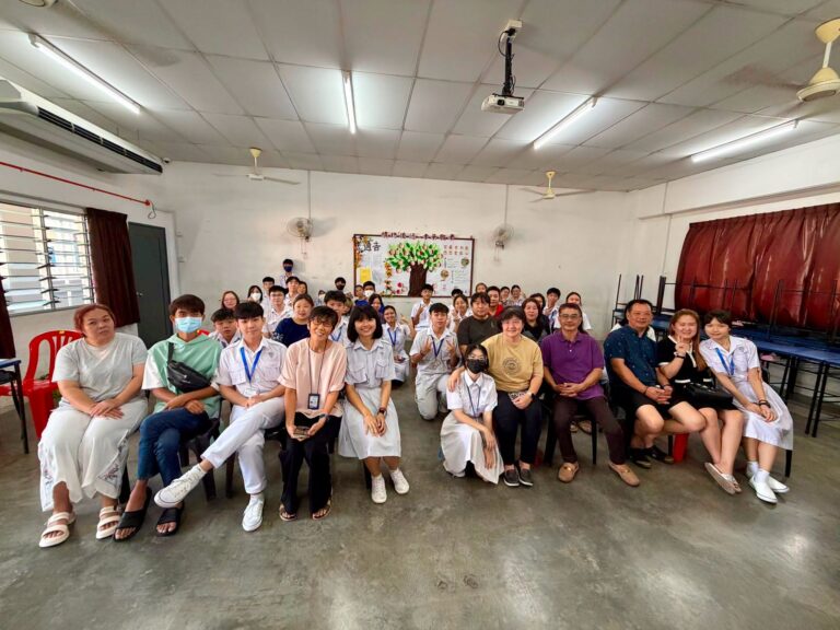 高三理全体学生、家长与班导师齐聚一堂，共同拍摄家长日大合照，在欢笑与掌声中定格温馨时刻，见证家校同心、携手育人的美好成果。