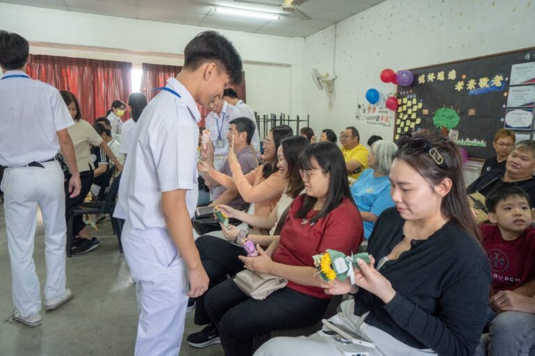 🌻 学生亲手将精心准备的小礼物送给家长，以真挚的行动表达感恩之情，让现场洋溢着温馨与感动