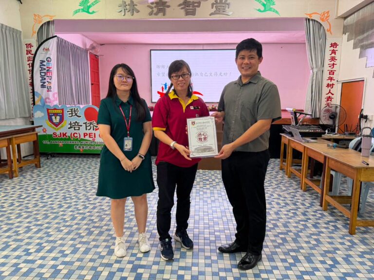 1 培侨学校校长陈秀花颁发感谢状予培群独中辅导处两位主讲老师，由关振顺老师（右）及罗洁颖老师（左）代表接领。