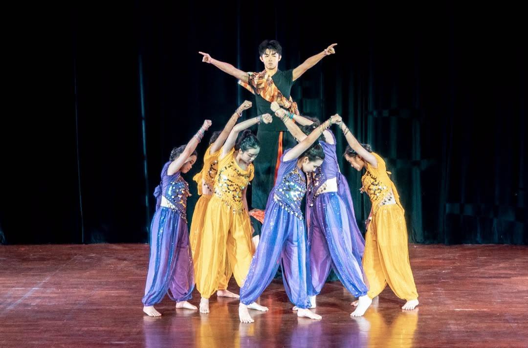 中化中学舞蹈社带来《MALHARI》