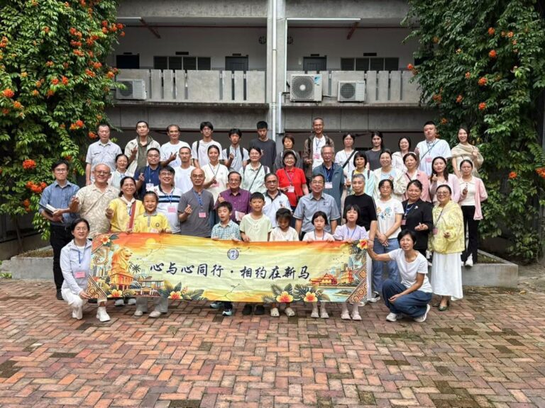 交流会后，与会者于校园内拍摄合照。