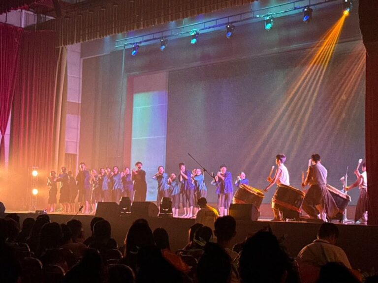作品以二十四节令鼓的鼓乐作伴奏，再通过舞蹈肢体刻画与呈现早期南来华人漂洋过海的情景。