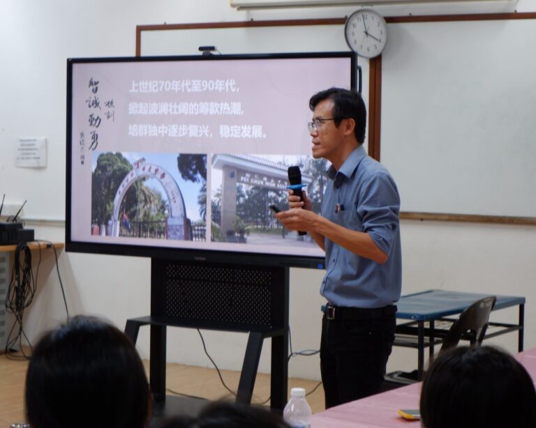 图书馆李文辉主任现场针对马来西亚华文独中与本校发展史做简报