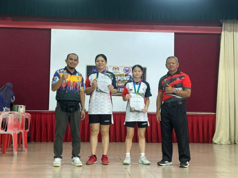 在MSSD中，女子组获奖同学 温敬柔（左二）、蔡欣颖（右二）与颁奖人合照