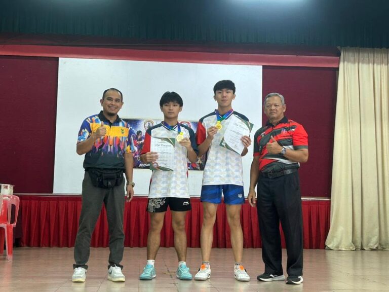在MSSD中，男子组获奖同学王永庆（左二）、王泽森（右二）与颁奖人合照