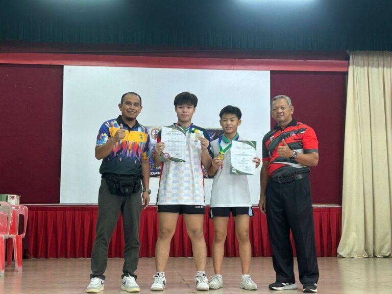在MSSD中，男子组获奖同学陈俊滔（左二）、巫浩瑜（右二）与颁奖人合照
