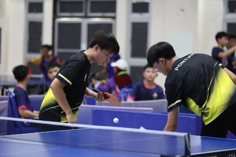 在MSSJ中，努力拼搏的 陈俊滔同学（左一） 与 王泽森同学（右一）