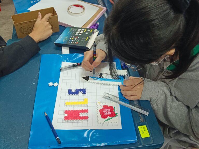 学生共同制作 Pixel Art，在合作中发挥创意。5