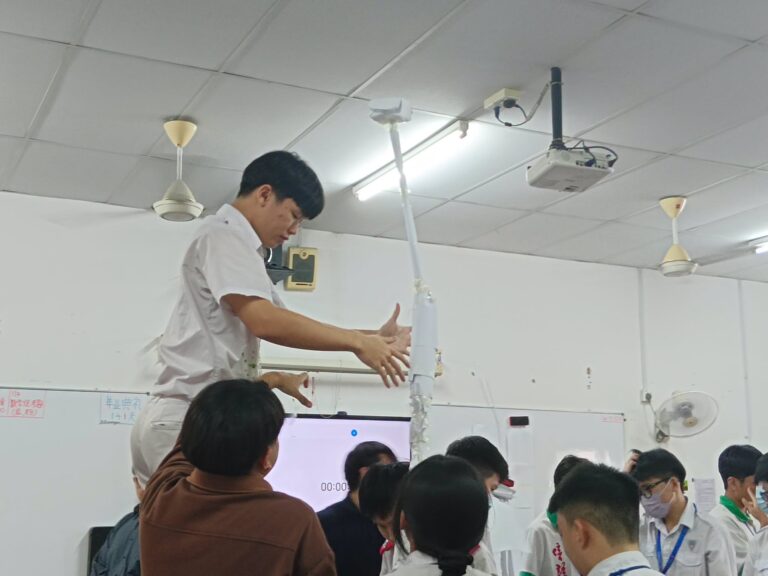 学生分组合作制作高塔，在实作过程中培养团队合作与问题解决能力。